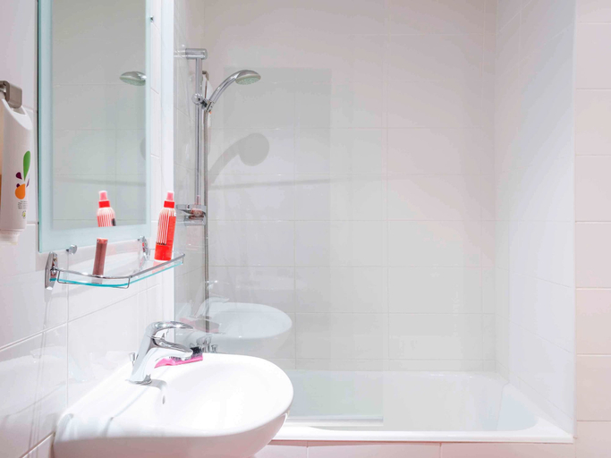 Bathroom 5, ibis Styles Asnieres Centre, Hauts-de-Seine