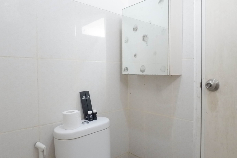 Bathroom 5, Vibrant 2BR Apartment at Educity Surabaya By Travelio, Surabaya