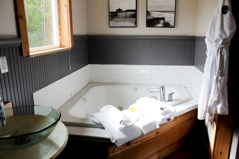 Bathroom 4, Oceanfront Inn at Discovery Coast, Pacific