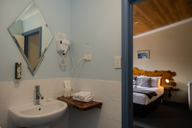 Bathroom 4, Tullah Lakeside Lodge, West Coast