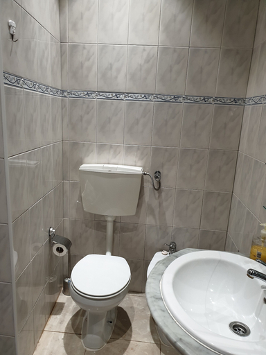 Bathroom 4, Zuni Guest House, Lisbon