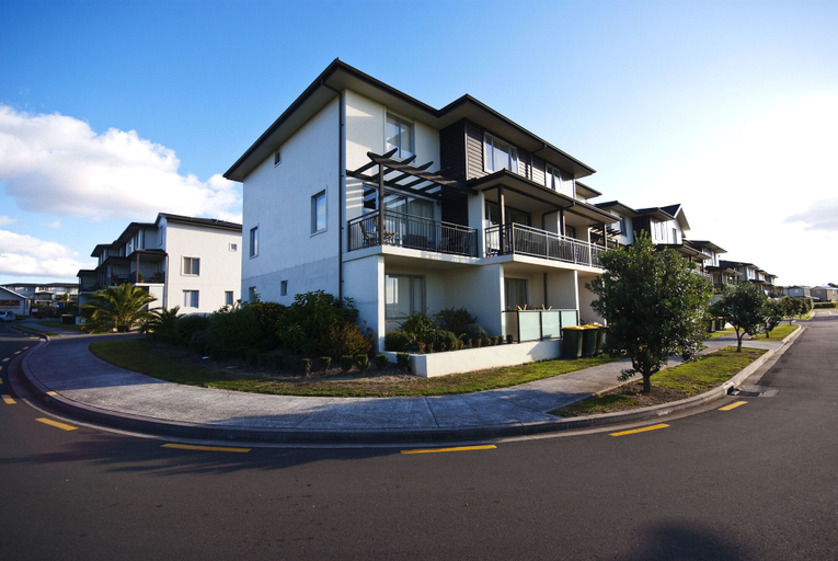 Exterior & Views 2, Castle Newhaven Apartments, Manukau