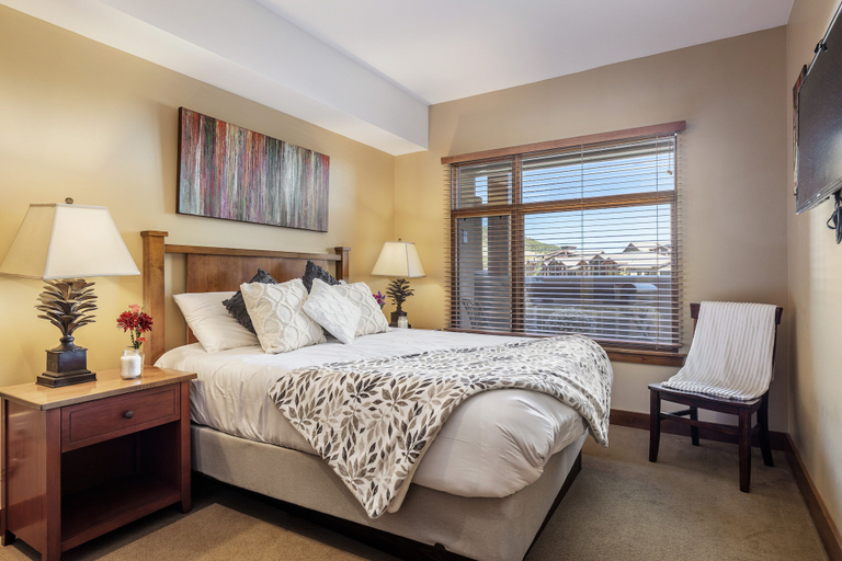 Bedroom, Sun Queen Suite, Summit