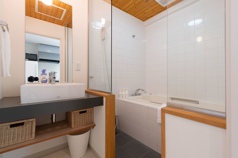 Bathroom 3, Sakura, Kutchan