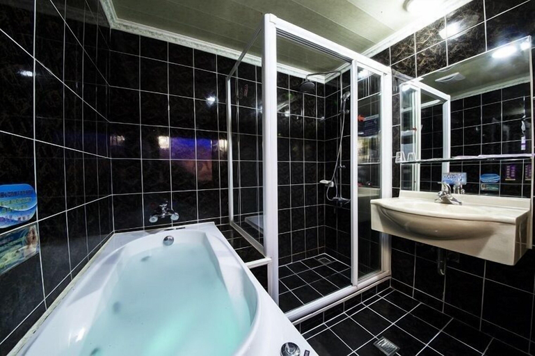 Bathroom 5, Wen Sha Bao, Tainan