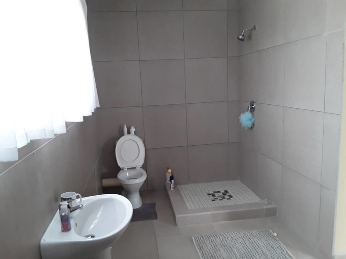Bathroom 3, Stevens Guesthouse, Swakopmund