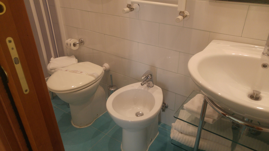 Bathroom 4, Hotel Piemonte, Rome