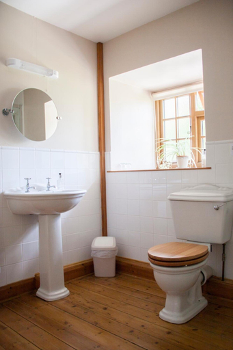 Bathroom 3, Larkrise Cottage, Warwickshire