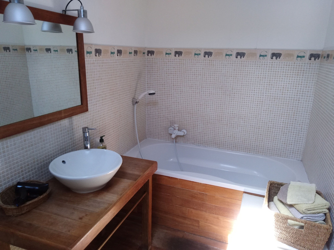 Bathroom 5, Les Hôtes du Paradis, Charente-Maritime