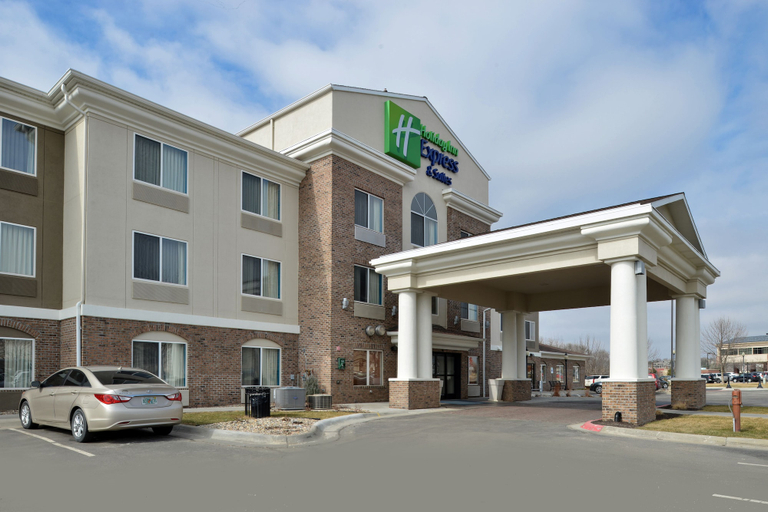 Exterior & Views 3, Holiday Inn Express & Suites OMAHA WEST, Douglas