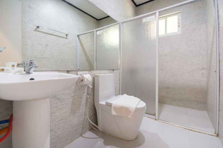 Bathroom 4, Sur Beach Resort, Malay