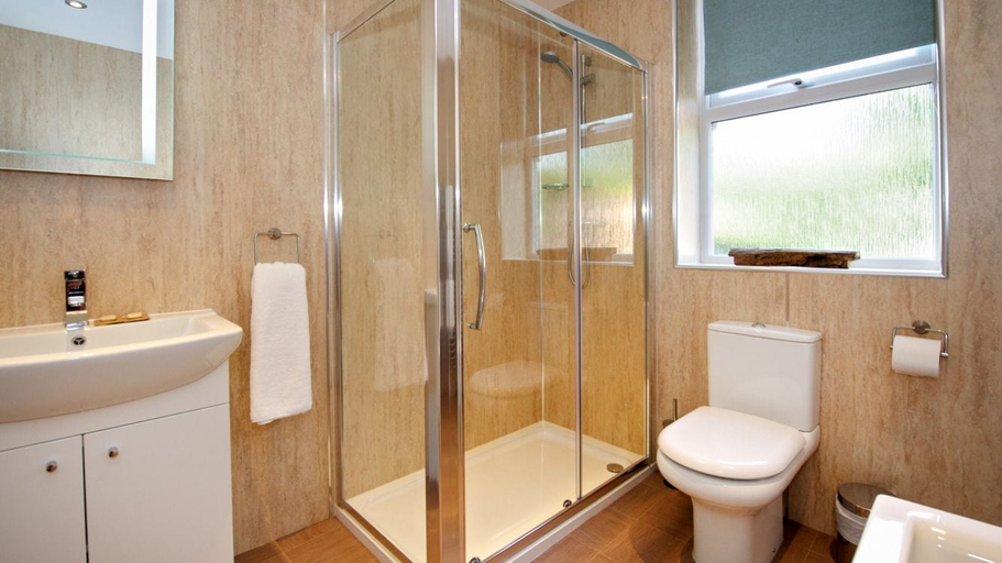 Bathroom 4, Cheshire Hospitality Ltd T/A Lennox Lea Studios & Apartments, Trafford