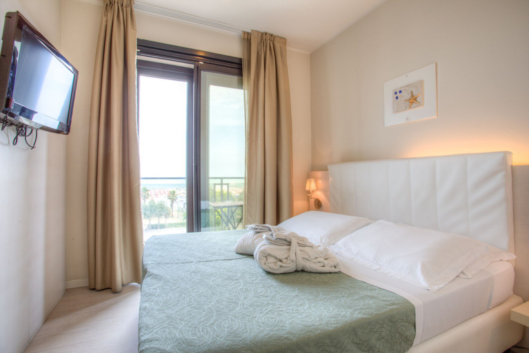 Bedroom 4, Ferretti Beach Hotel, Rimini