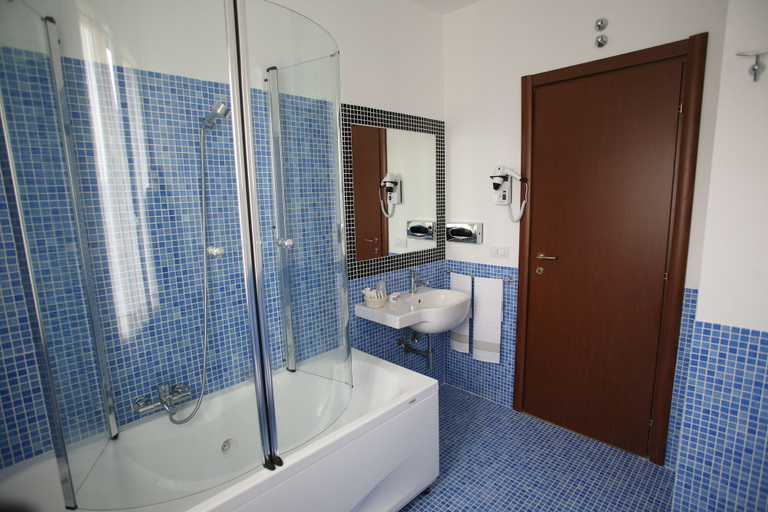 Bathroom 5, Hotel Il Perugino, Perugia