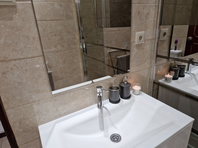 Bathroom 4, Zuni Guest House, Lisbon