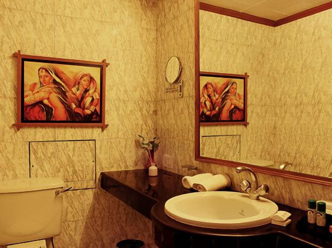 Bathroom 4, Hotel Alka Classic, Delhi