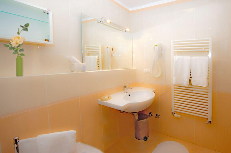 Bathroom 3, Hotel Nuovo Al Mare, Savona