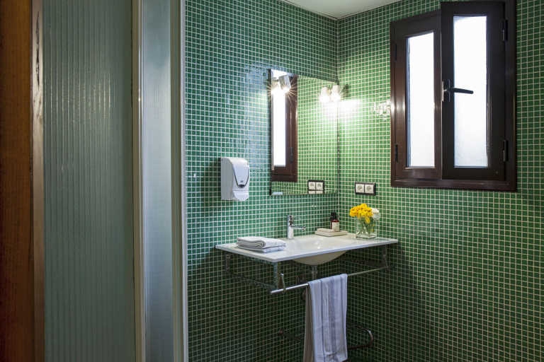 Bathroom 4, AinB Las Ramblas-Guardia Apartments, Barcelona