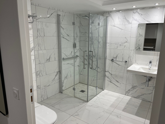 Bathroom 5, Résidence Carlton, Alpes-Maritimes