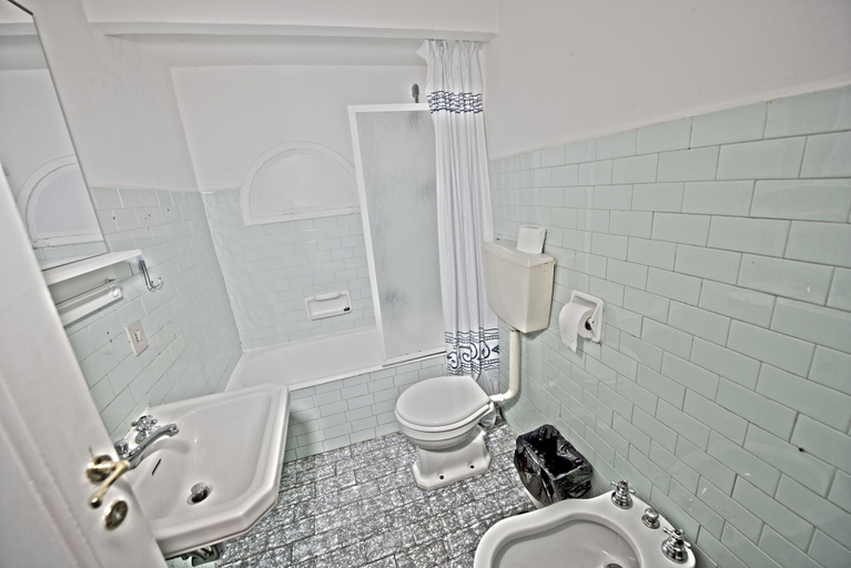 Bathroom 3, Santi Apostoli, Florence