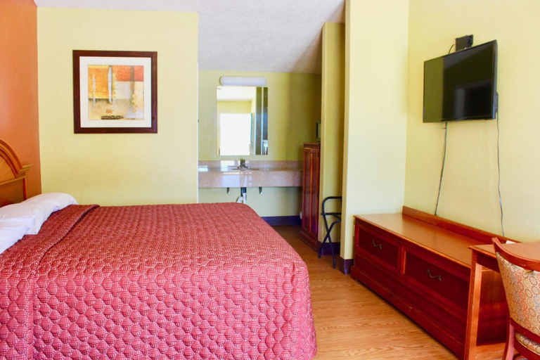Bedroom 3, Tropicana Motel, Bastrop