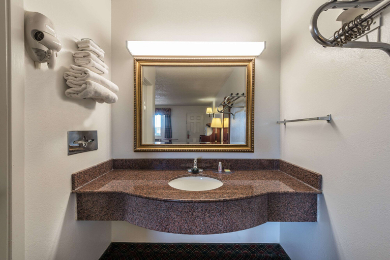 Bathroom 4, Super 8 by Wyndham Eastland, Eastland