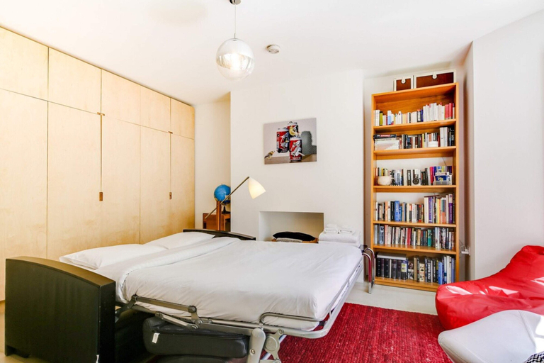Bedroom 3, Stylish, Bright Apartment w/ Private Garden, London
