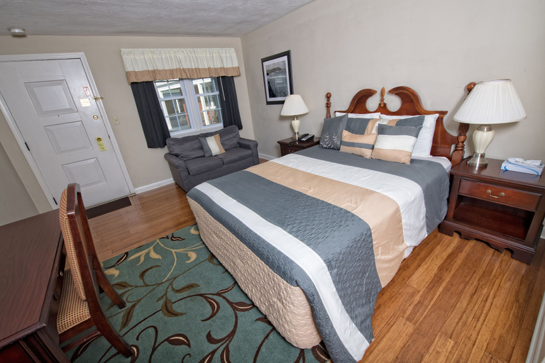 Bedroom 3, Colonial Inn Seekonk, Bristol