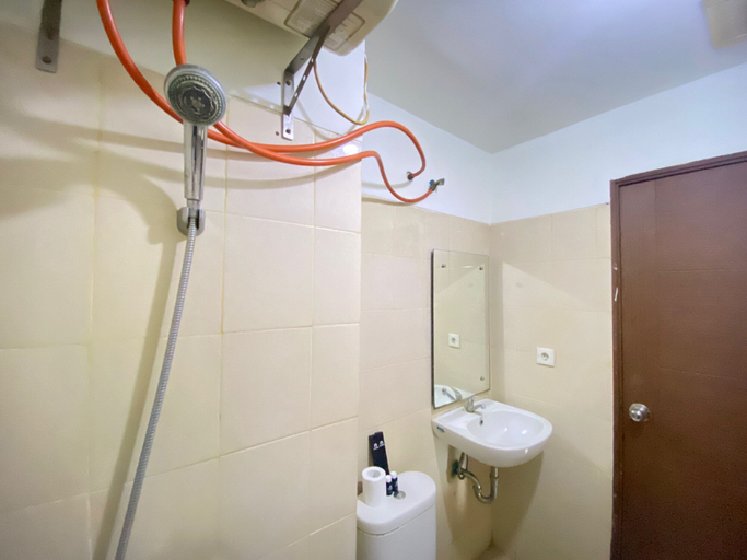 Bathroom 4, Bright & Stylish 2BR Hook Apartment At Sudirman Suites Bandung, Bandung
