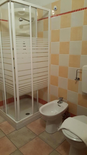 Bathroom 3, Hotel Trotter, Brescia