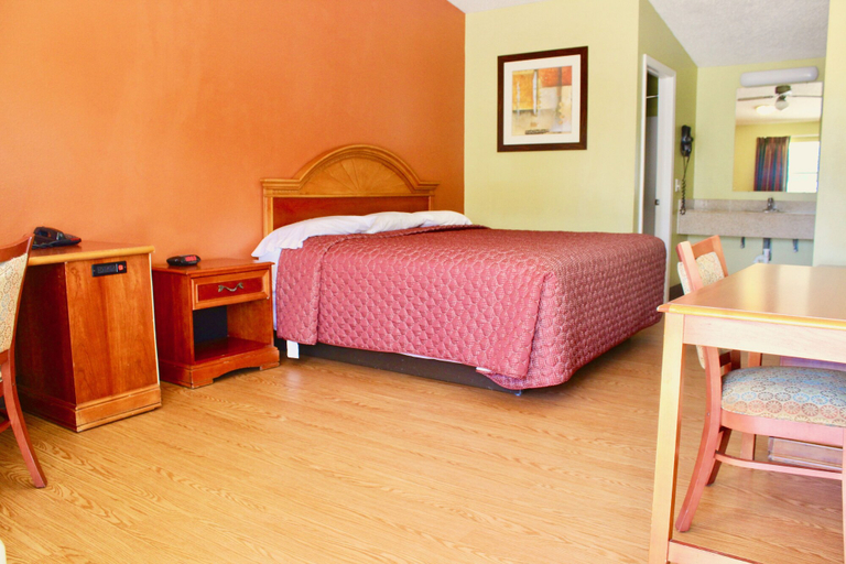 Bedroom 3, Tropicana Motel, Bastrop