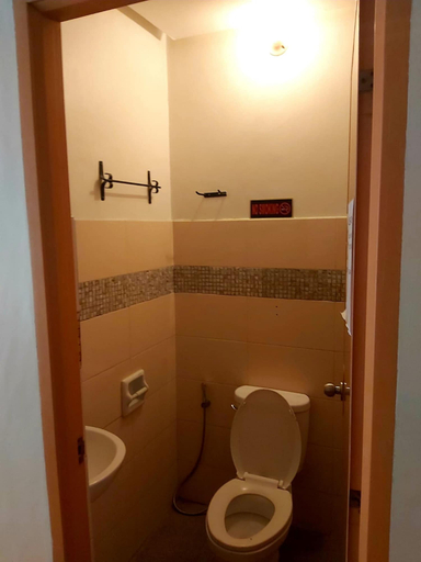 Bathroom 3, OYO 916 Angel's Boardrooms, Quezon City