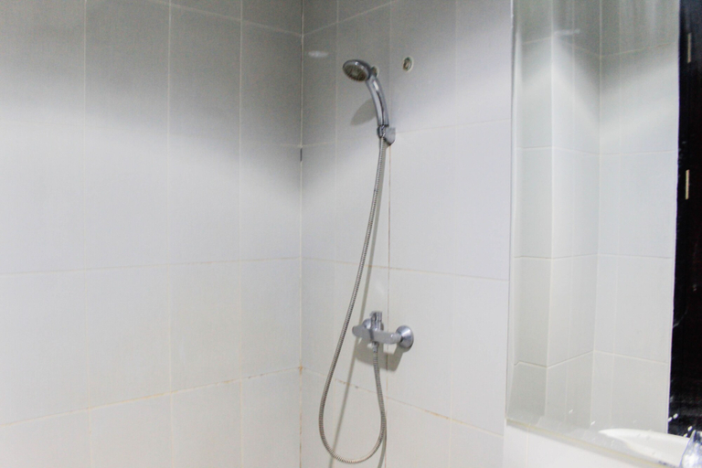 Bathroom 5, Comfort 1BR at Casa De Parco Apartment By Travelio, Tangerang
