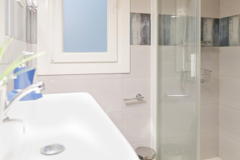 Bathroom 4, Pension Yoldi, Guipúzcoa