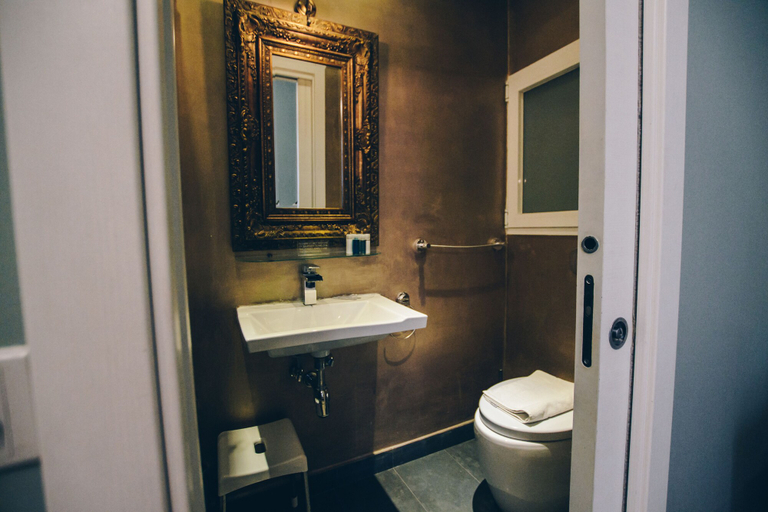 Bathroom 4, Sally Port Senglea