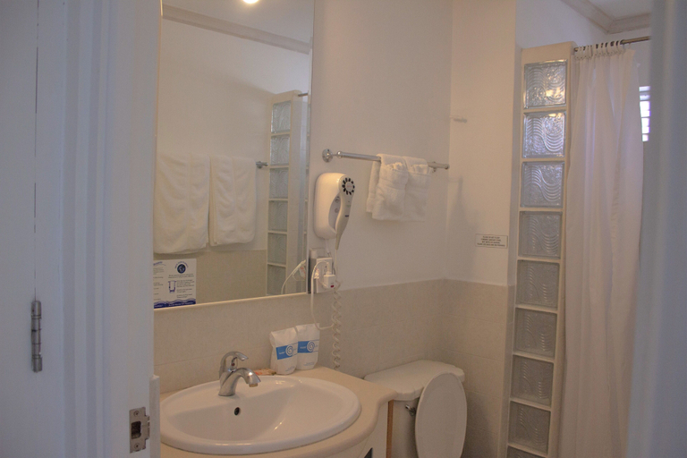 Bathroom 3, Pirate's Inn