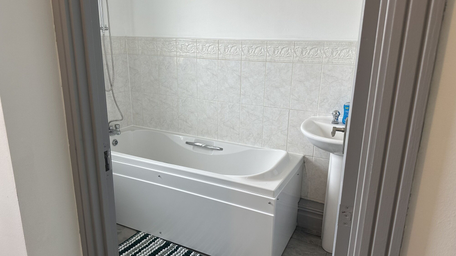 Bathroom 3, Cosy Stay In Birmingham by Villazu, Birmingham