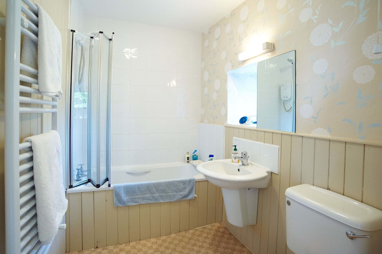 Bathroom 3, Castleton House B&B, Wiltshire