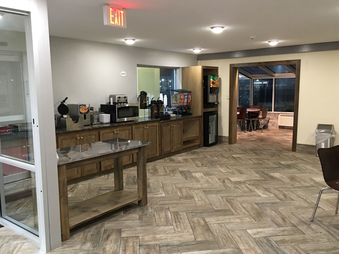 Food & Drinks 5, Super 8 By Wyndham Meridian, Lauderdale