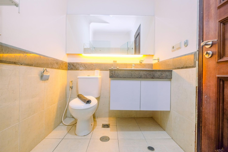 Bathroom 5, Luxury 1BR at Bellezza Apartment By Travelio, Jakarta Selatan