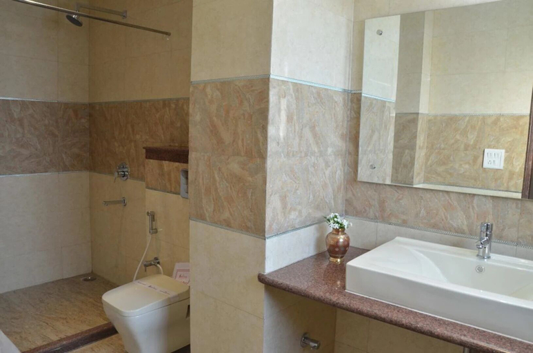 Bathroom 4, Hotel Karan Vilas, Agra