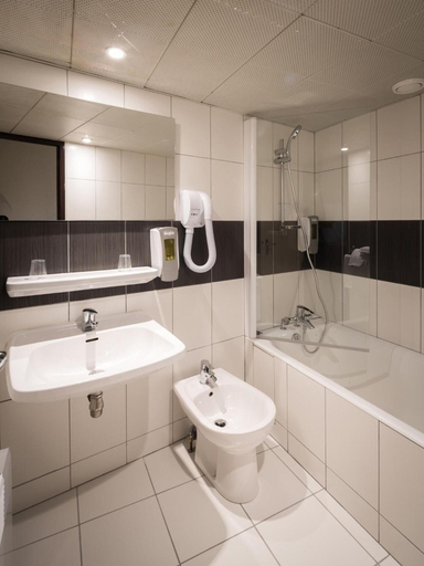 Bathroom 4, Hotel Saint Georges Lourdes Pyrenees, Hautes-Pyrénées