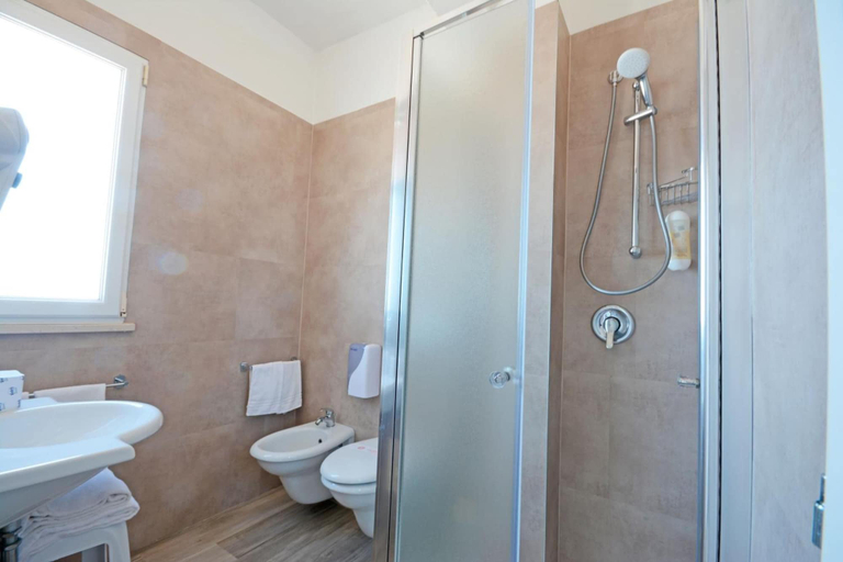 Bathroom 4, Hotel Kent, Rimini