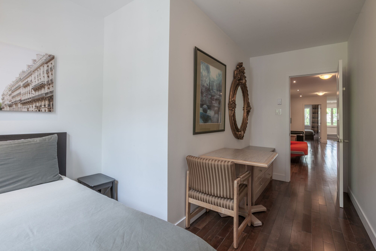 Bedroom 2, LMVR - LuxApt 3 - 7 bedrooms 2 bathrooms, Montréal