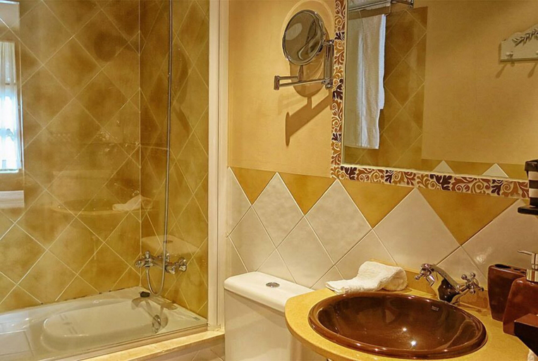 Bathroom 4, Hotel Valle del Silencio, León