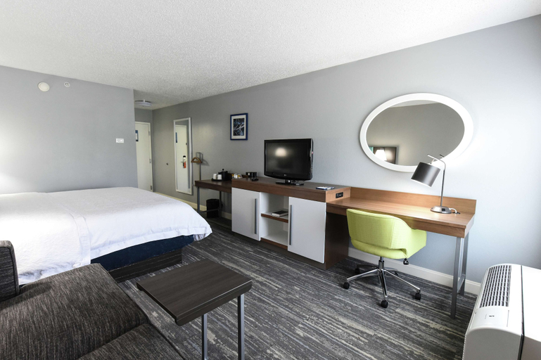 Bedroom 3, Hampton Inn Youngstown-North, Trumbull