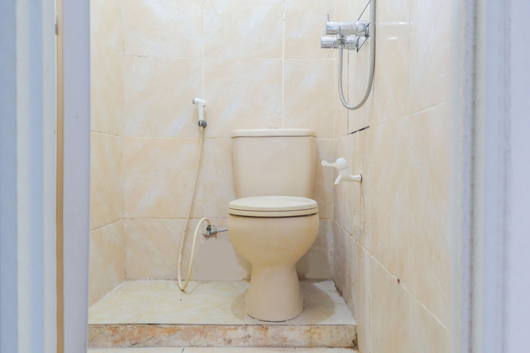 Bathroom 5, OYO 2547 Assirot Residence, South Jakarta