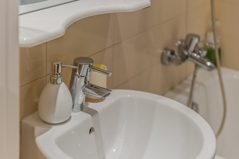 Bathroom 4, GM Apartment Serafimovicha 2, Central