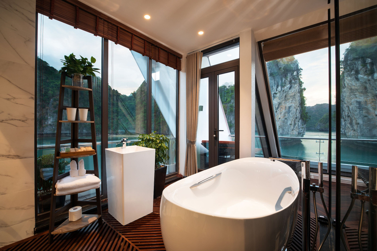 Bathroom 3, Stellar of the Seas, Hoàn Kiếm