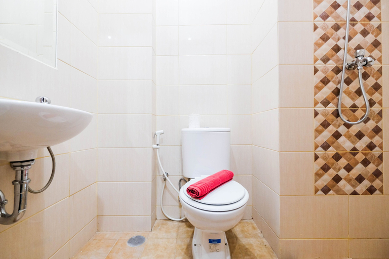 Bathroom 3, Comfort Studio Room With Bunk Bed At Dave Apartment, Depok